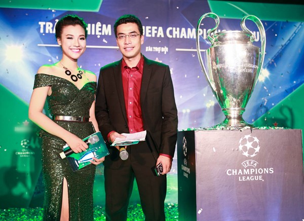 Á hậu Hoàng Oanh gợi cảm đón Van Nistelrooy - ảnh 7